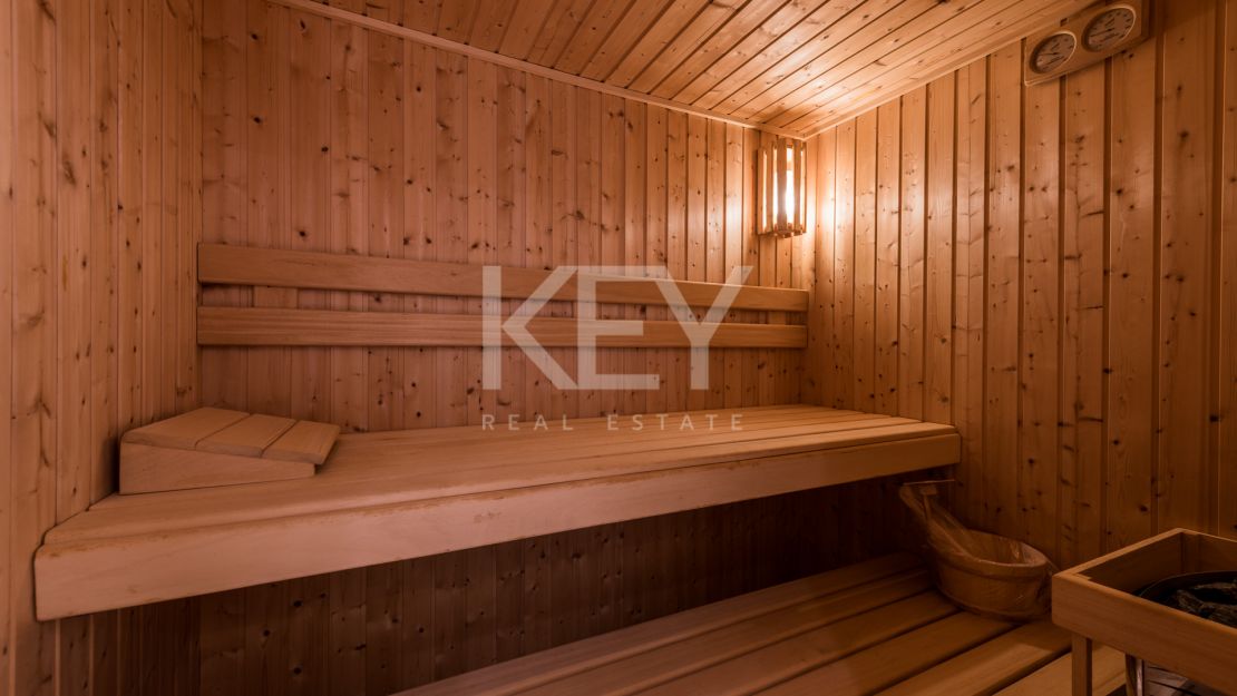 Classic style villa with Mediterranean Sea views in La Alqueria, Benahavis