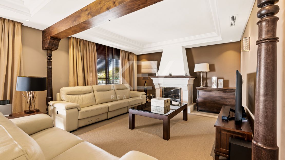 Classic style villa with Mediterranean Sea views in La Alqueria, Benahavis