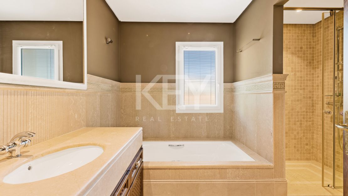 Classic style villa with Mediterranean Sea views in La Alqueria, Benahavis