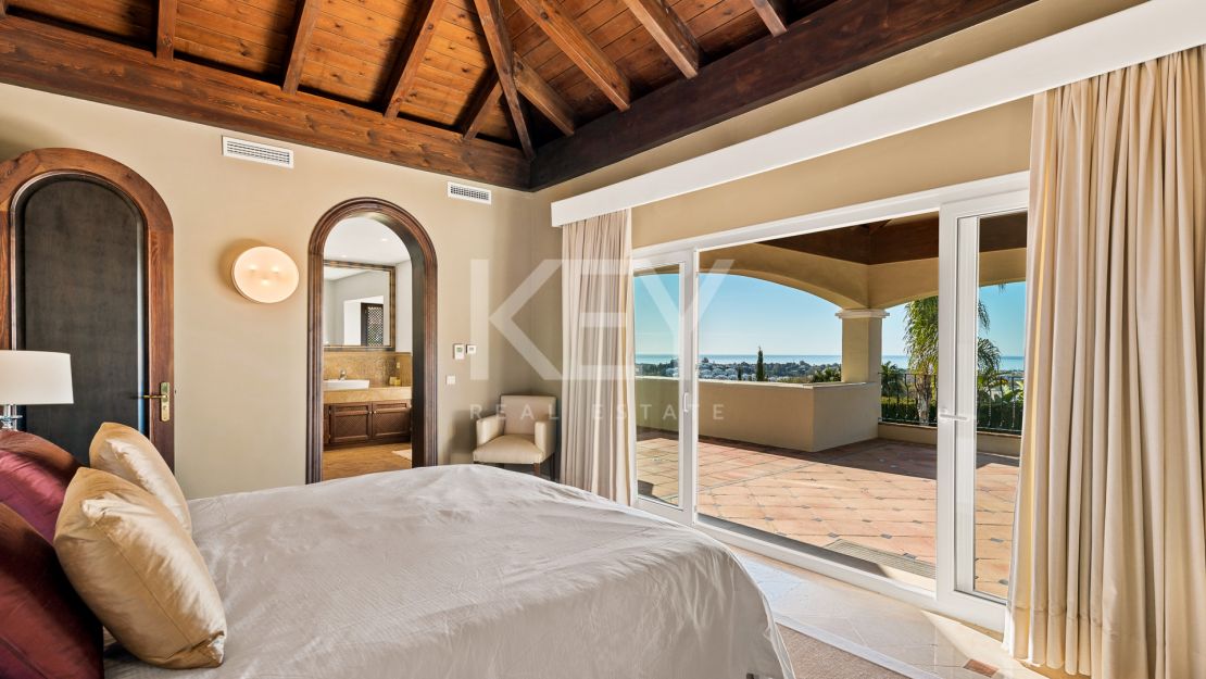 Classic style villa with Mediterranean Sea views in La Alqueria, Benahavis