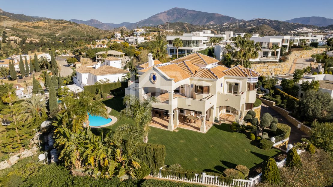 Classic style villa with Mediterranean Sea views in La Alqueria, Benahavis