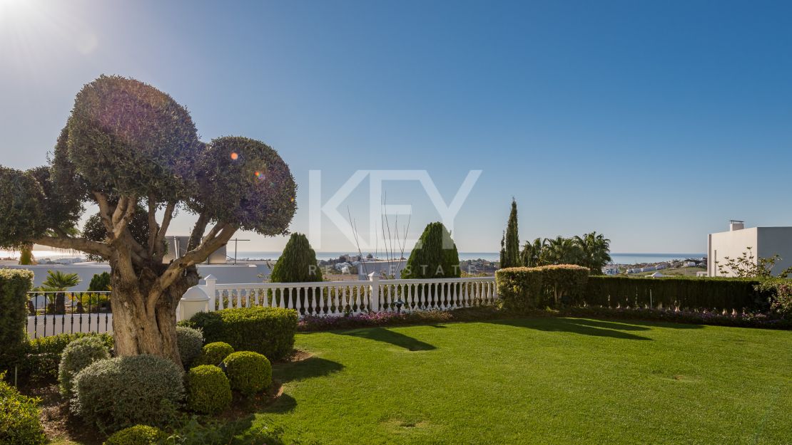 Classic style villa with Mediterranean Sea views in La Alqueria, Benahavis