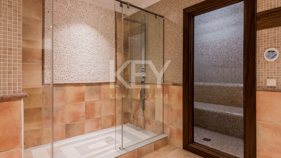 Classic style villa with Mediterranean Sea views in La Alqueria, Benahavis