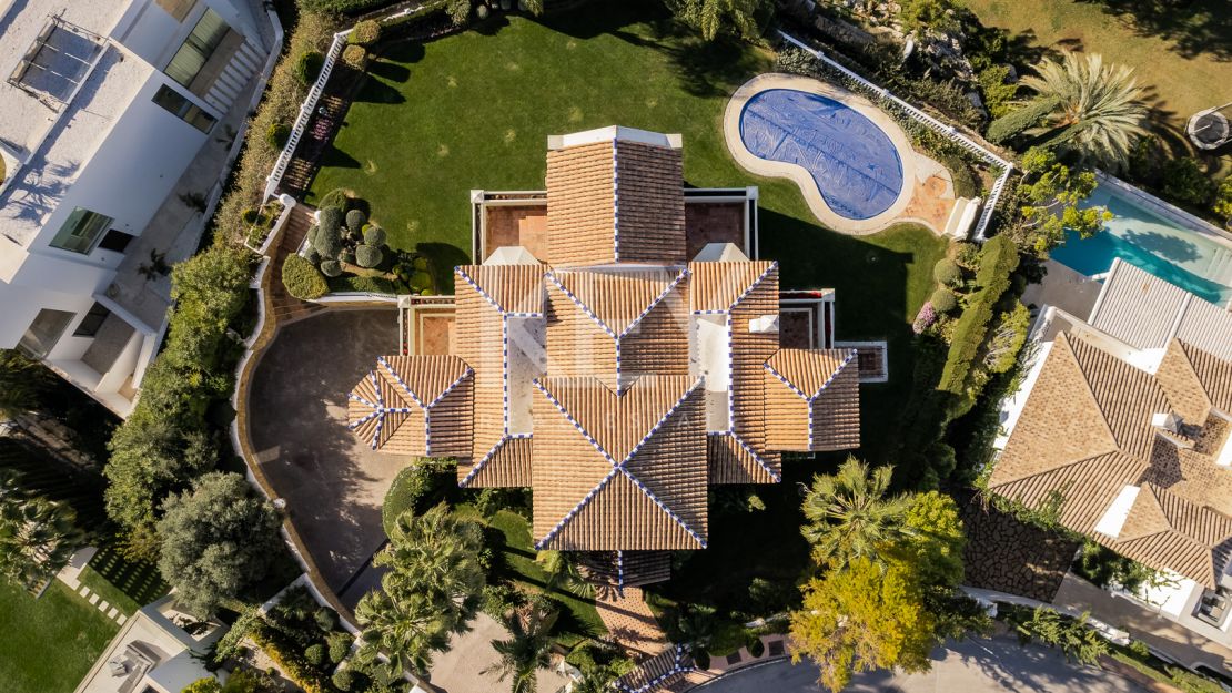 Classic style villa with Mediterranean Sea views in La Alqueria, Benahavis