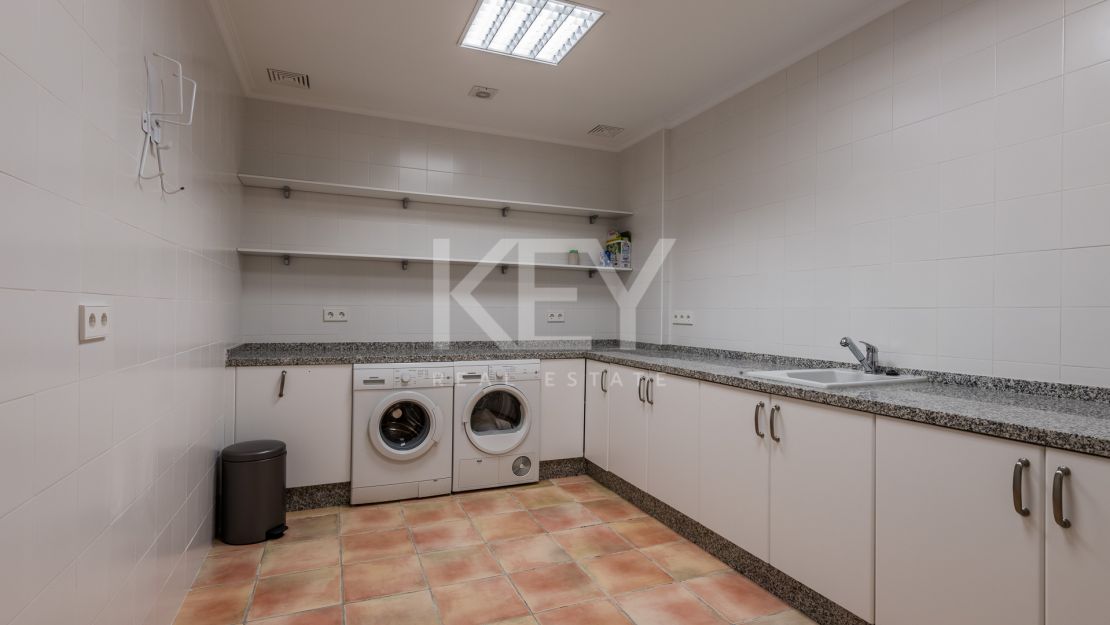 Classic style villa with Mediterranean Sea views in La Alqueria, Benahavis