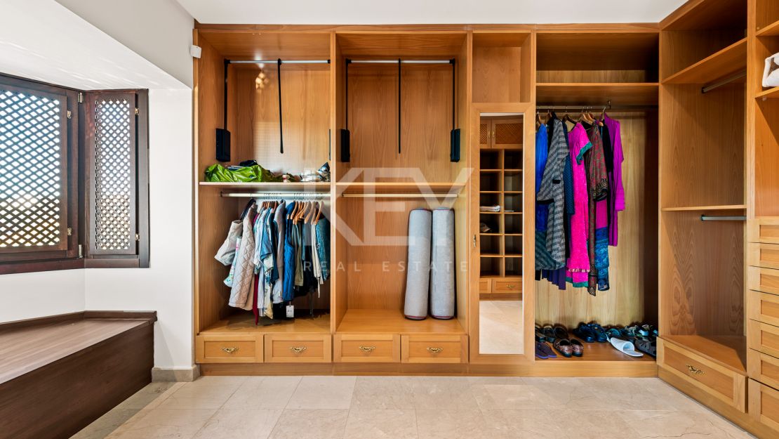 Classic style villa with Mediterranean Sea views in La Alqueria, Benahavis