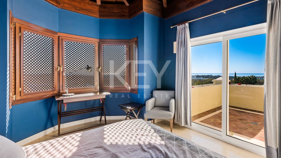 Classic style villa with Mediterranean Sea views in La Alqueria, Benahavis