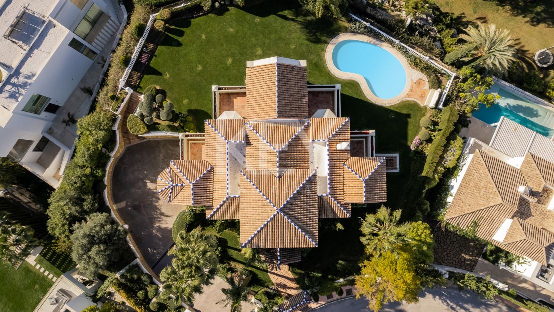 Classic style villa with Mediterranean Sea views in La Alqueria, Benahavis