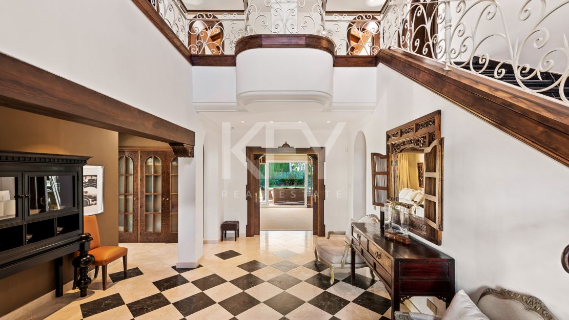 Classic style villa with Mediterranean Sea views in La Alqueria, Benahavis