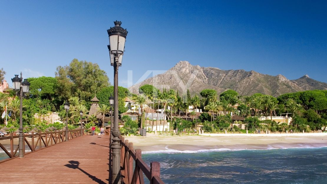 Classic style villa with Mediterranean Sea views in La Alqueria, Benahavis