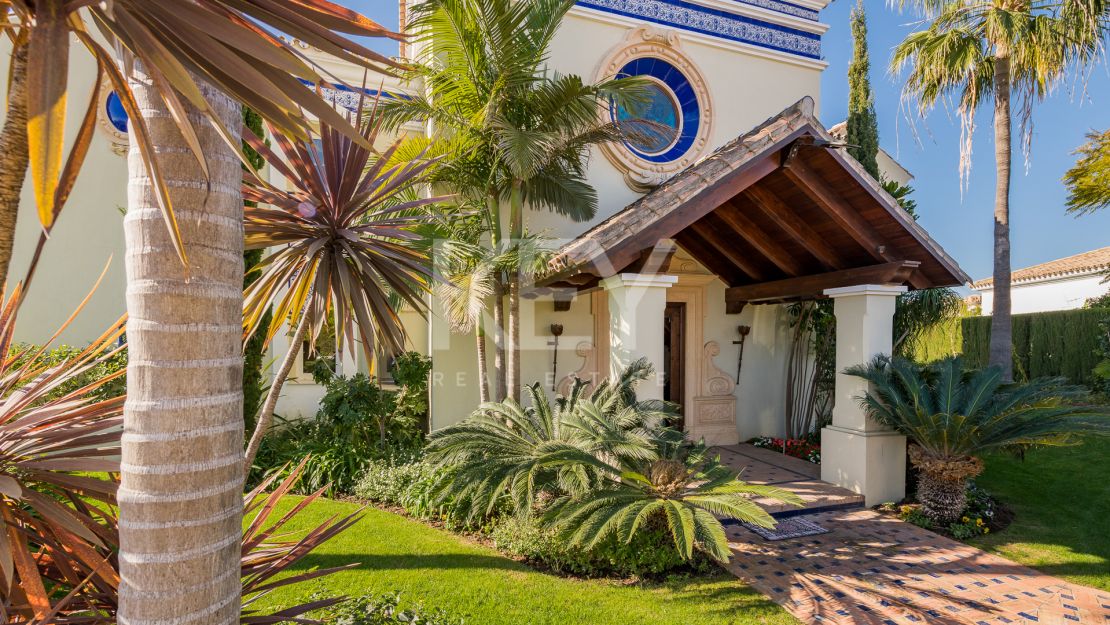 Classic style villa with Mediterranean Sea views in La Alqueria, Benahavis