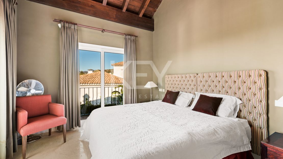 Classic style villa with Mediterranean Sea views in La Alqueria, Benahavis