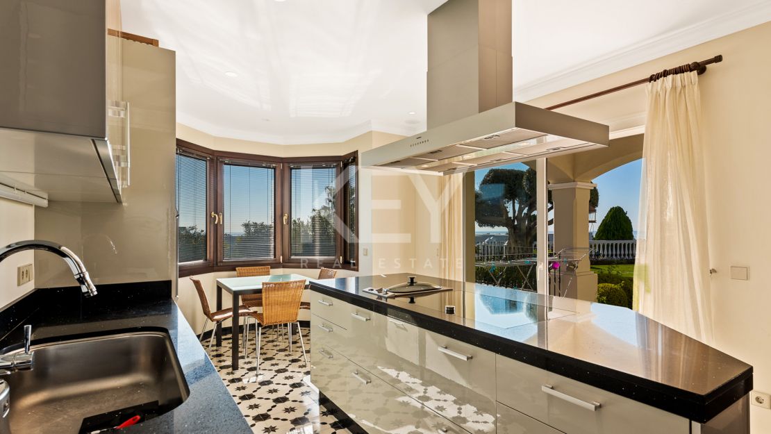 Classic style villa with Mediterranean Sea views in La Alqueria, Benahavis