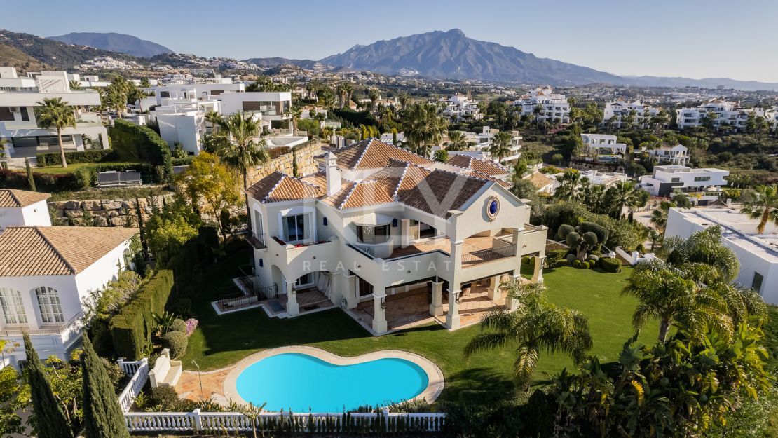 Classic style villa with Mediterranean Sea views in La Alqueria, Benahavis, Benahavis.