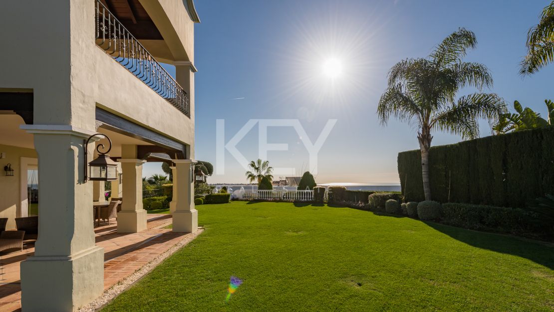 Classic style villa with Mediterranean Sea views in La Alqueria, Benahavis