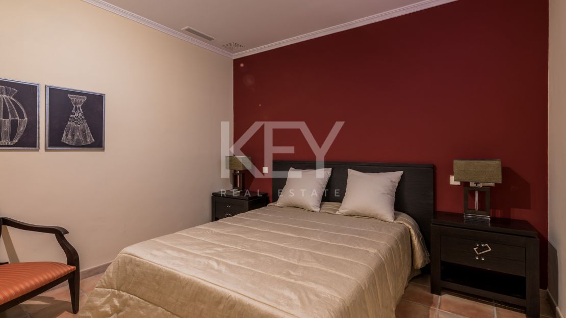 Classic style villa with Mediterranean Sea views in La Alqueria, Benahavis