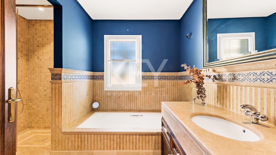 Classic style villa with Mediterranean Sea views in La Alqueria, Benahavis