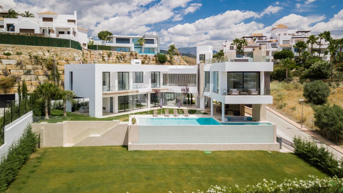 Ultramodern villa with panoramic views of the Mediterranean Sea and golf courses in La Alqueria, Benahavis