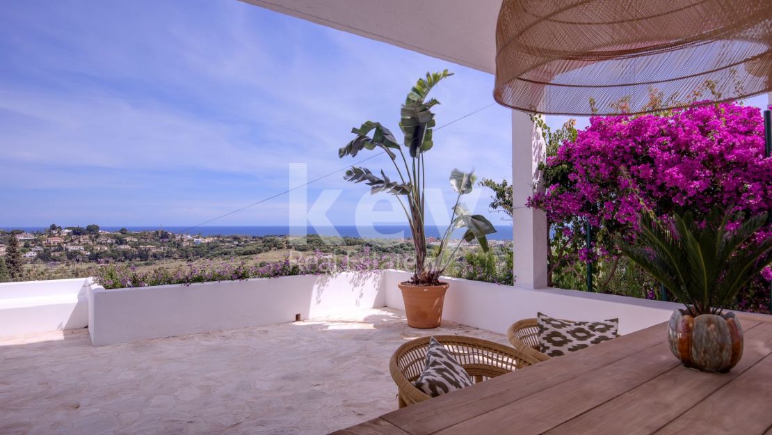 Beautiful villa with fascinating sea and golf views between Estepona and Marbella, Benahavis, Benahavis