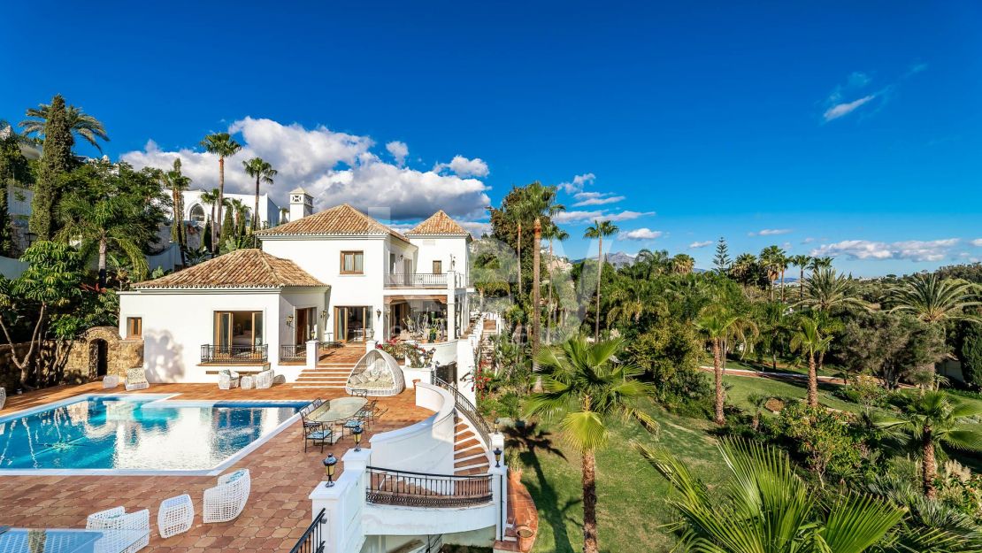 Unique Villa to invest with huge plot and sea views in El Paraíso Alto, Benahavis