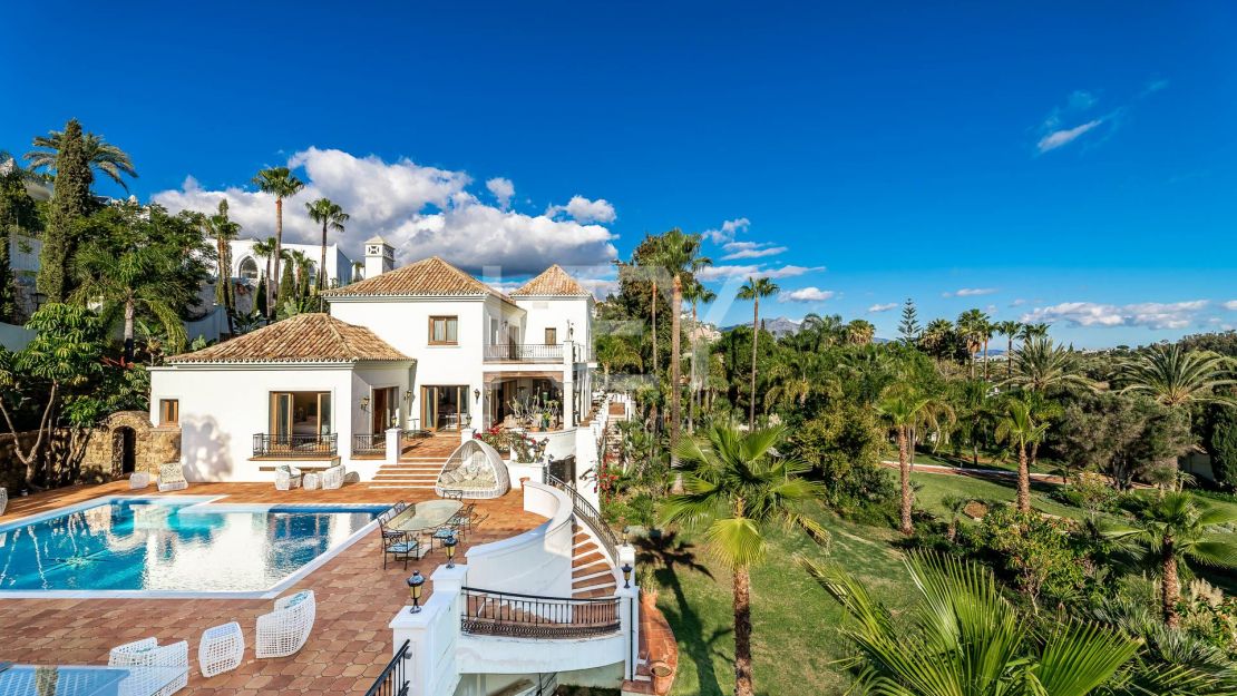 Unique Villa to invest with huge plot and sea views in El Paraíso Alto, Benahavis