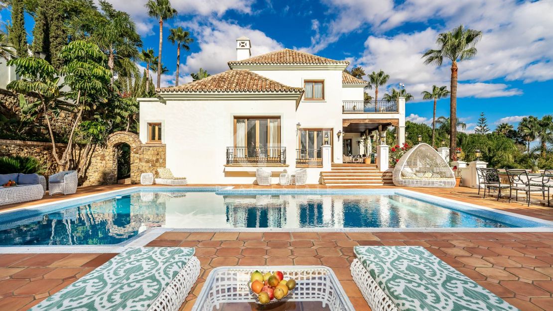 Hermosa villa para invertir con enorme parcela y vistas al mar en El Paraíso Alto, Benahavis