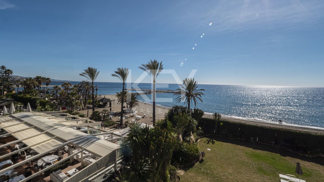 Apartamento en Primera Linea de Playa en La Herradura, Puerto Banus en Venta