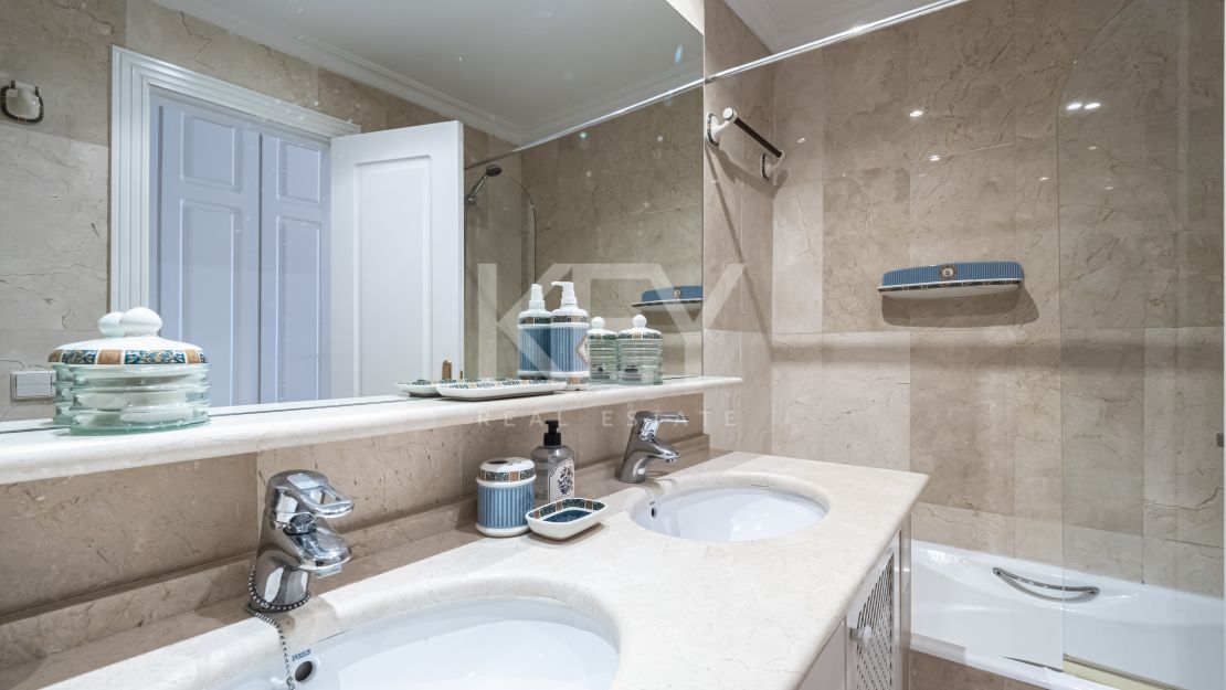 Квартира на первой линии пляжа в Ла Эррадура, Пуэрто Банус на продажу