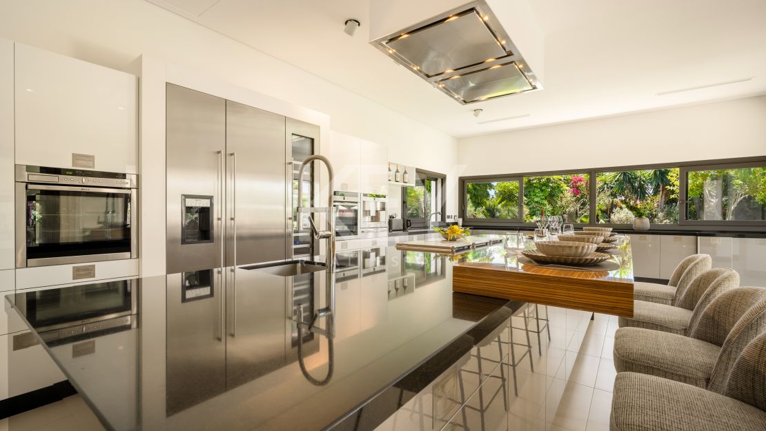 Iconic luxury bungalow – tropical oasis with golf views in La Cerquilla, Nueva Andalucía