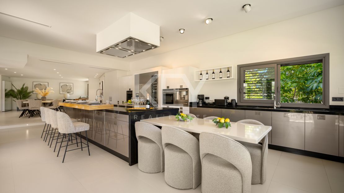 Iconic luxury bungalow – tropical oasis with golf views in La Cerquilla, Nueva Andalucía