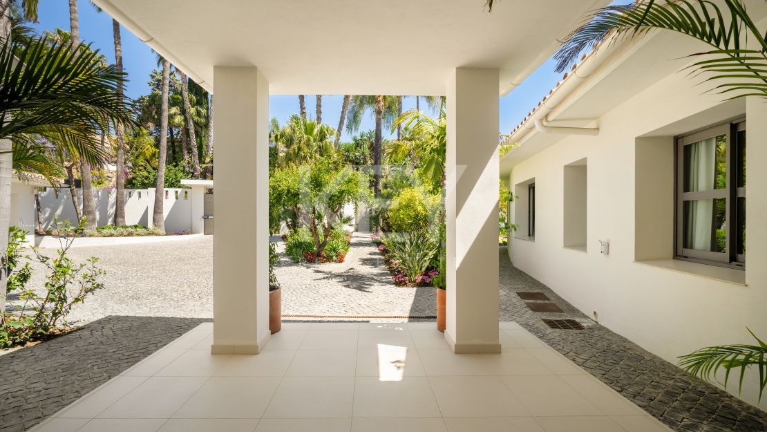 Iconic luxury bungalow – tropical oasis with golf views in La Cerquilla, Nueva Andalucía