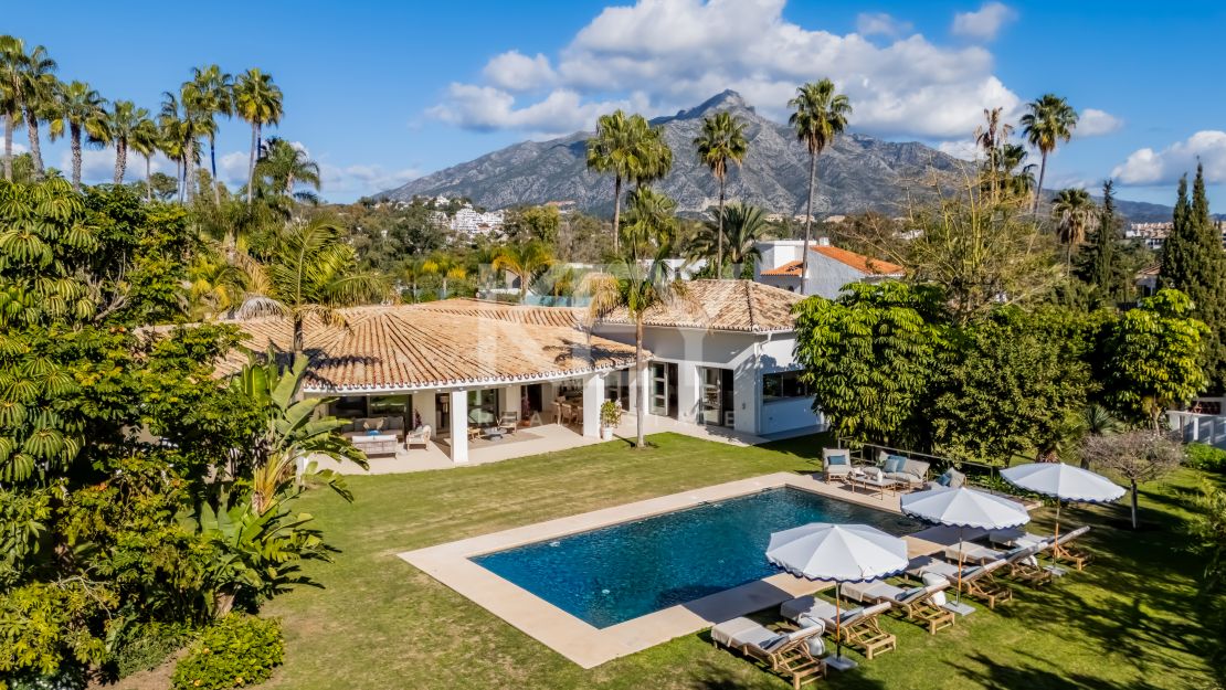 Iconic luxury bungalow – tropical oasis with golf views in La Cerquilla, Nueva Andalucía