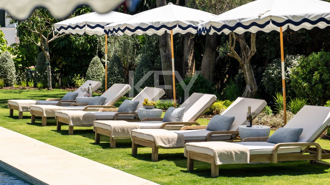 Iconic luxury bungalow – tropical oasis with golf views in La Cerquilla, Nueva Andalucía