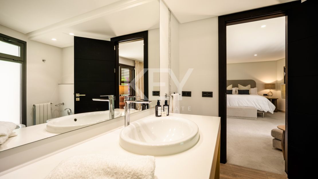 Iconic luxury bungalow – tropical oasis with golf views in La Cerquilla, Nueva Andalucía