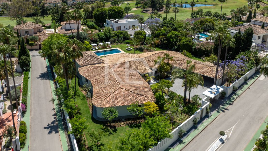 Iconic luxury bungalow – tropical oasis with golf views in La Cerquilla, Nueva Andalucía