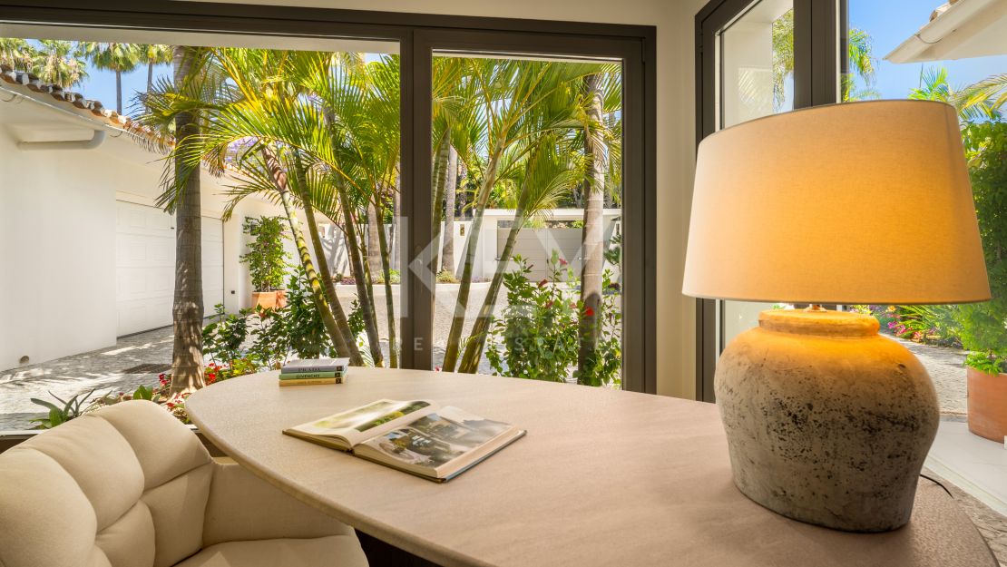 Iconic luxury bungalow – tropical oasis with golf views in La Cerquilla, Nueva Andalucía