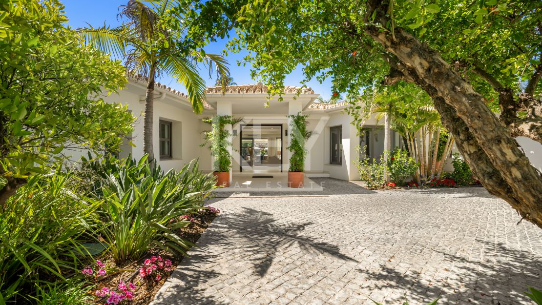 Iconic luxury bungalow – tropical oasis with golf views in La Cerquilla, Nueva Andalucía