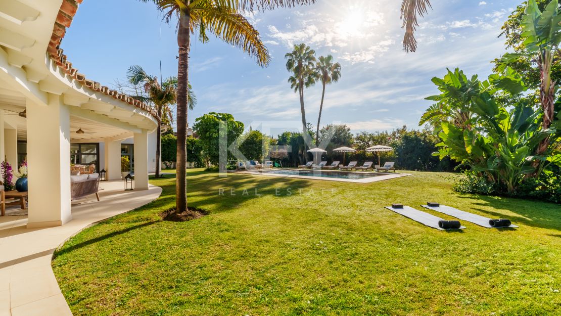 Iconic luxury bungalow – tropical oasis with golf views in La Cerquilla, Nueva Andalucía