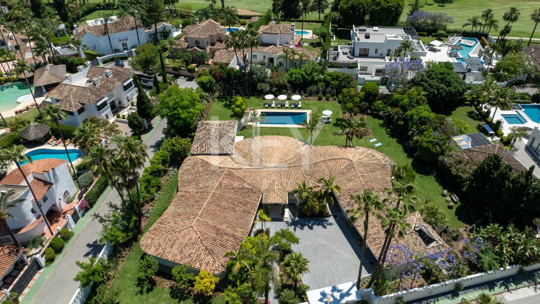 Iconic luxury bungalow – tropical oasis with golf views in La Cerquilla, Nueva Andalucía