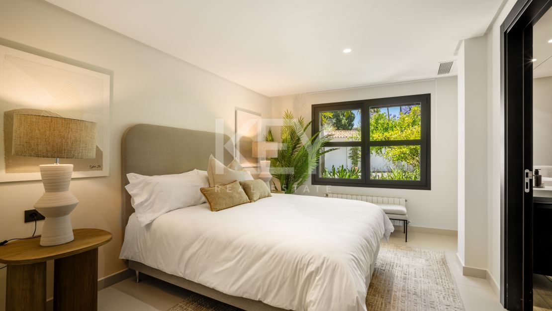 Iconic luxury bungalow – tropical oasis with golf views in La Cerquilla, Nueva Andalucía