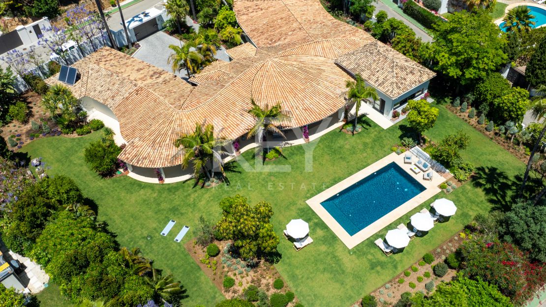 Iconic luxury bungalow – tropical oasis with golf views in La Cerquilla, Nueva Andalucía