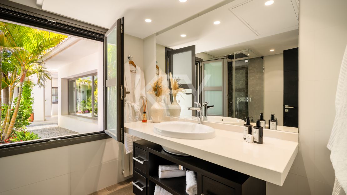 Iconic luxury bungalow – tropical oasis with golf views in La Cerquilla, Nueva Andalucía