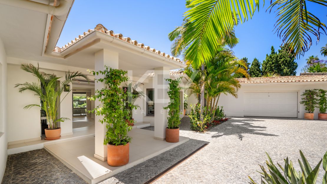 Iconic luxury bungalow – tropical oasis with golf views in La Cerquilla, Nueva Andalucía