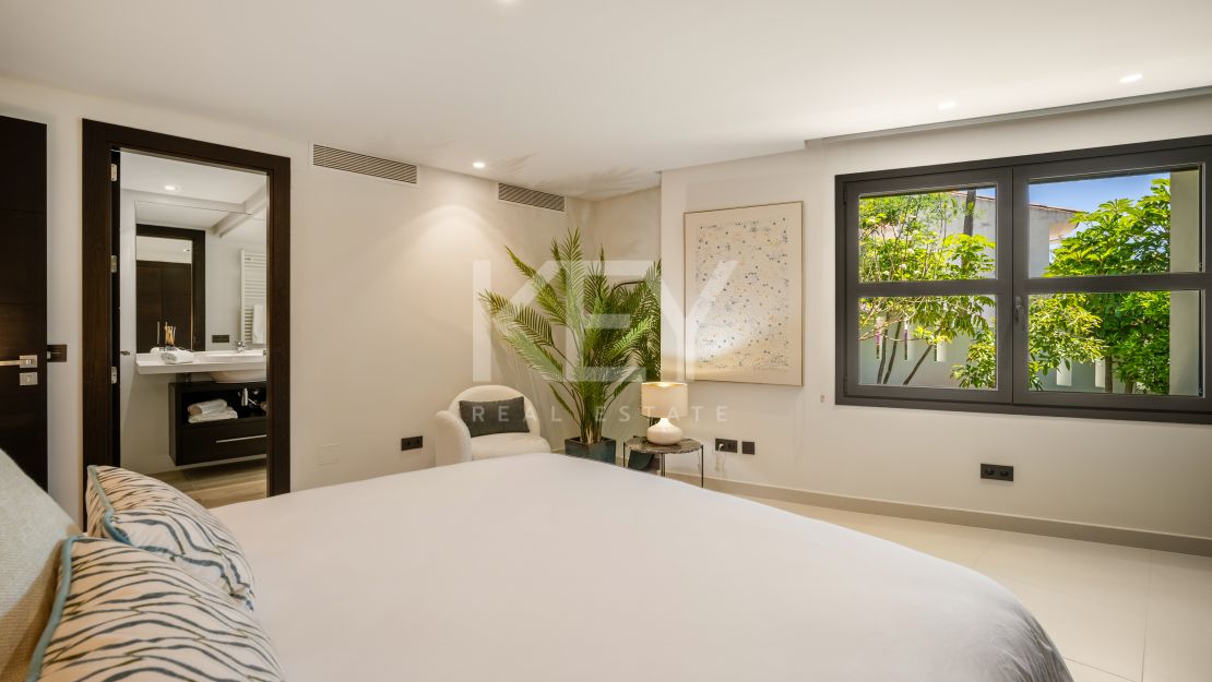 Iconic luxury bungalow – tropical oasis with golf views in La Cerquilla, Nueva Andalucía