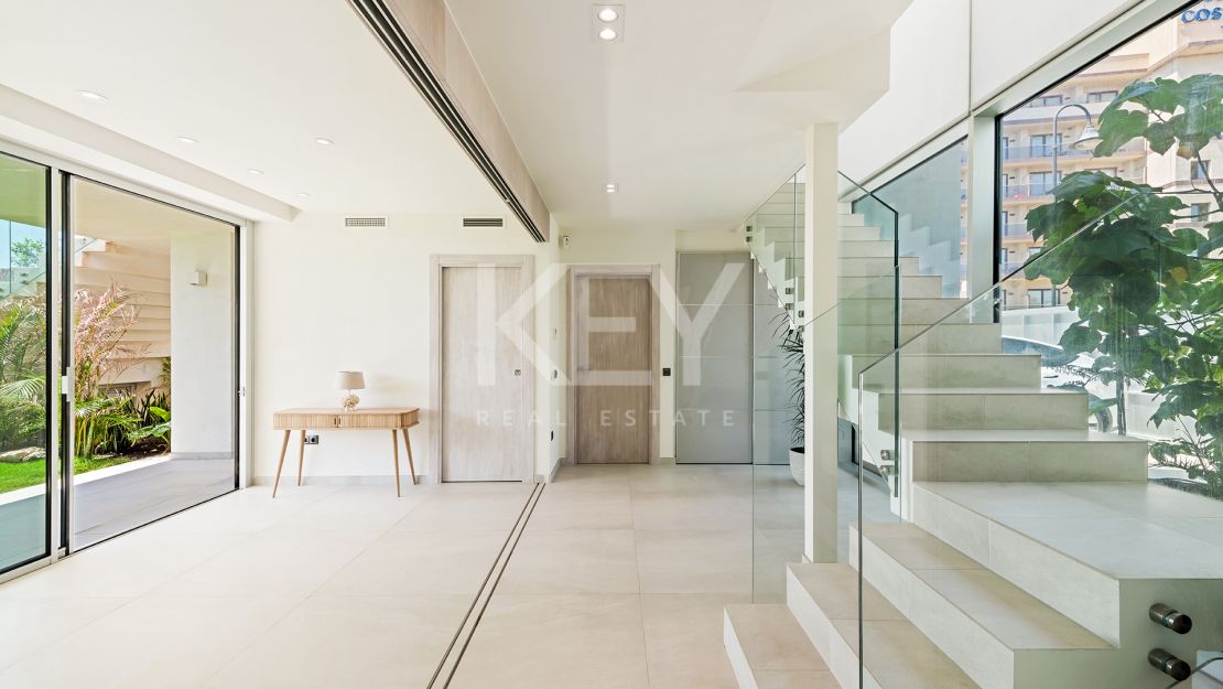 Villa Oasis: Идеальная вилла на берегу моря в Ла-Кала-де-Михас с потрясающим видом на море для краткосрочной аренды