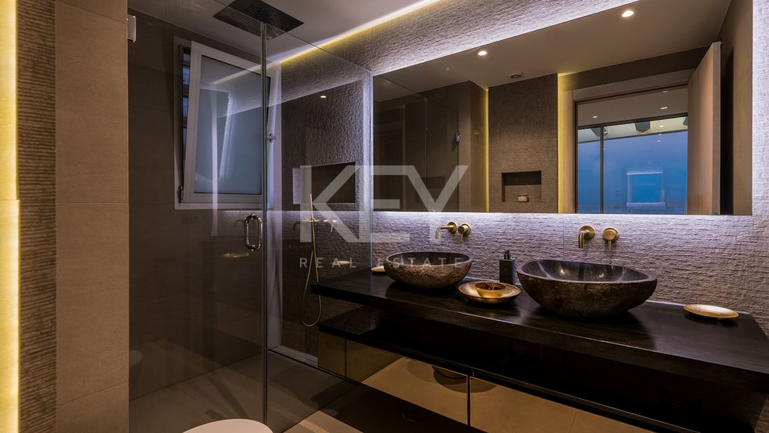 Villa Oasis: Идеальная вилла на берегу моря в Ла-Кала-де-Михас с потрясающим видом на море для краткосрочной аренды