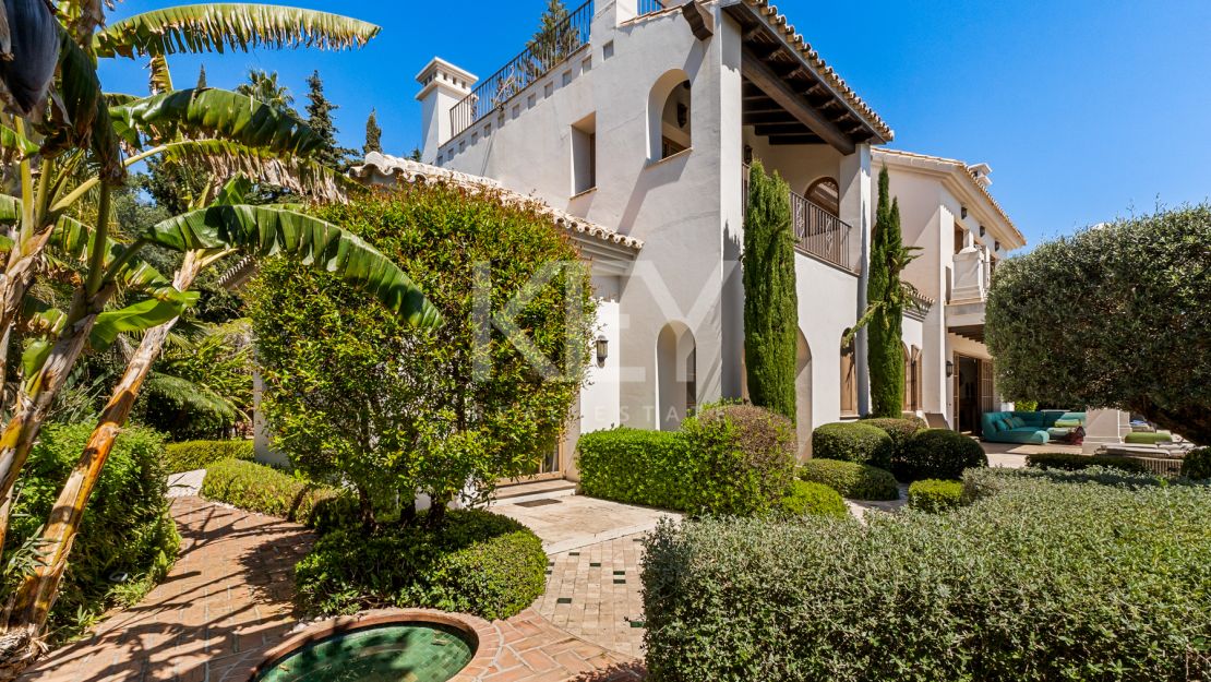 Exquisite villa for short term rent with mountain and sea views in La Carolina, Golden Mile