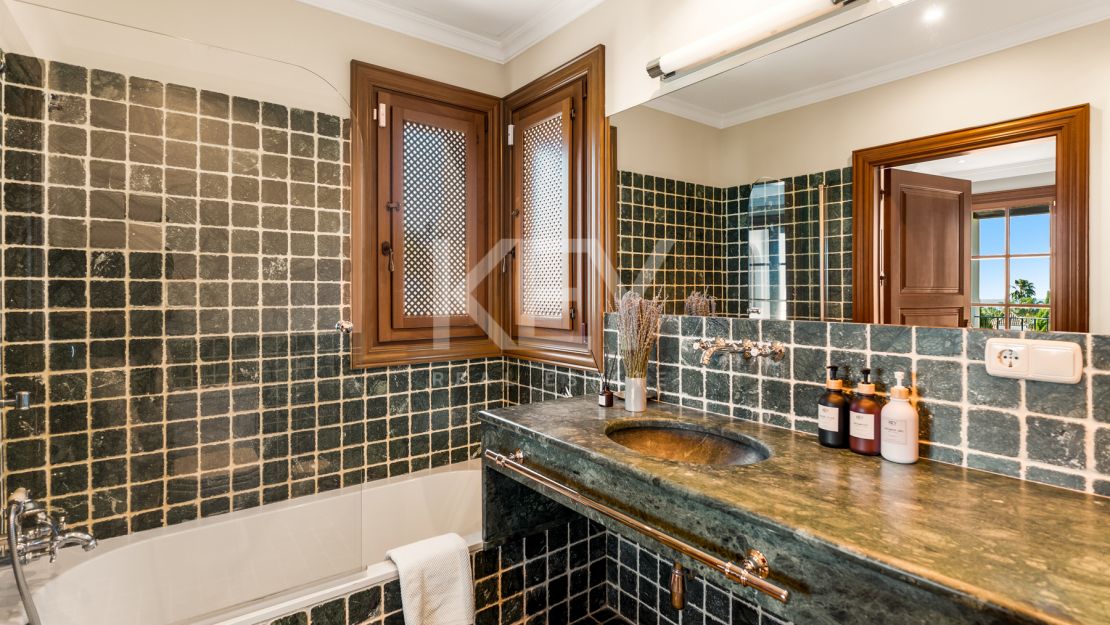 Exquisite villa for short term rent with mountain and sea views in La Carolina, Golden Mile