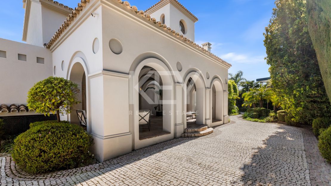 Exquisite villa for short term rent with mountain and sea views in La Carolina, Golden Mile
