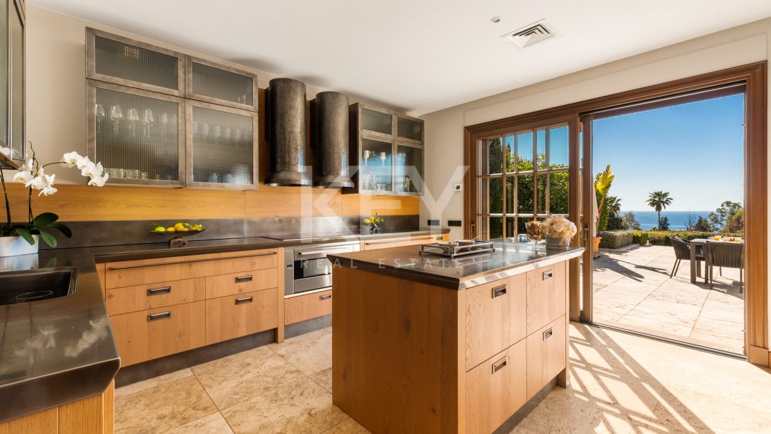 Exquisite villa for short term rent with mountain and sea views in La Carolina, Golden Mile